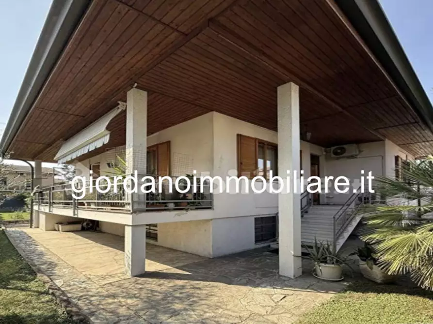 Immagine 1 di Villa in vendita  in Viale Brianza a Varedo