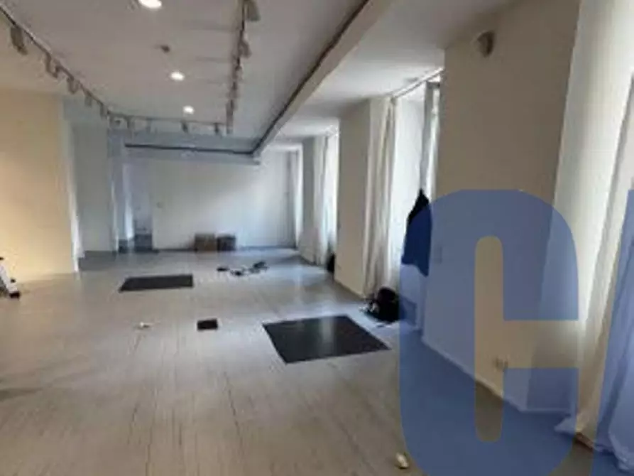 Immagine 2 di Attività commerciale in affitto  in VIA BAGUTTA a Milano