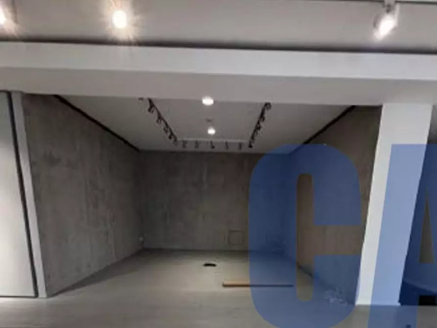 Immagine 3 di Attività commerciale in affitto  in VIA BAGUTTA a Milano
