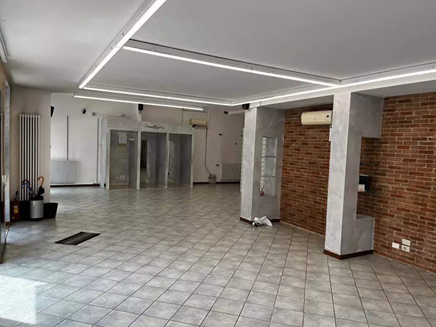 Immagine 2 di Negozio in affitto  a Lonigo