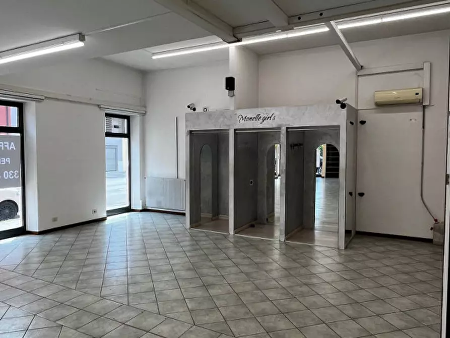 Immagine 3 di Negozio in affitto  a Lonigo