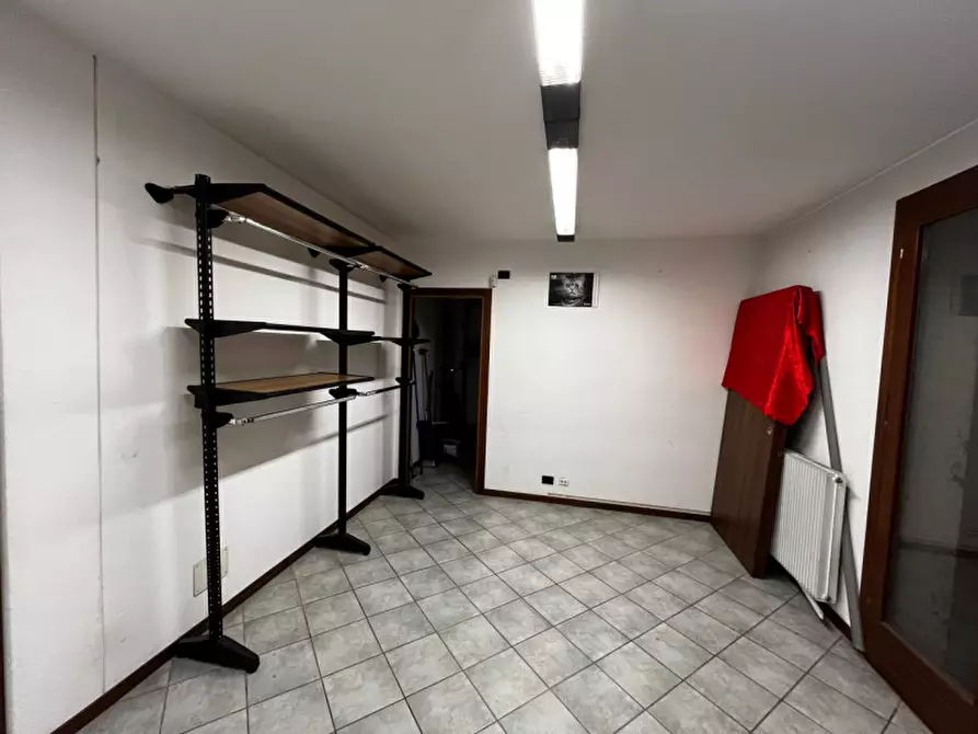 Immagine 6 di Negozio in affitto  a Lonigo