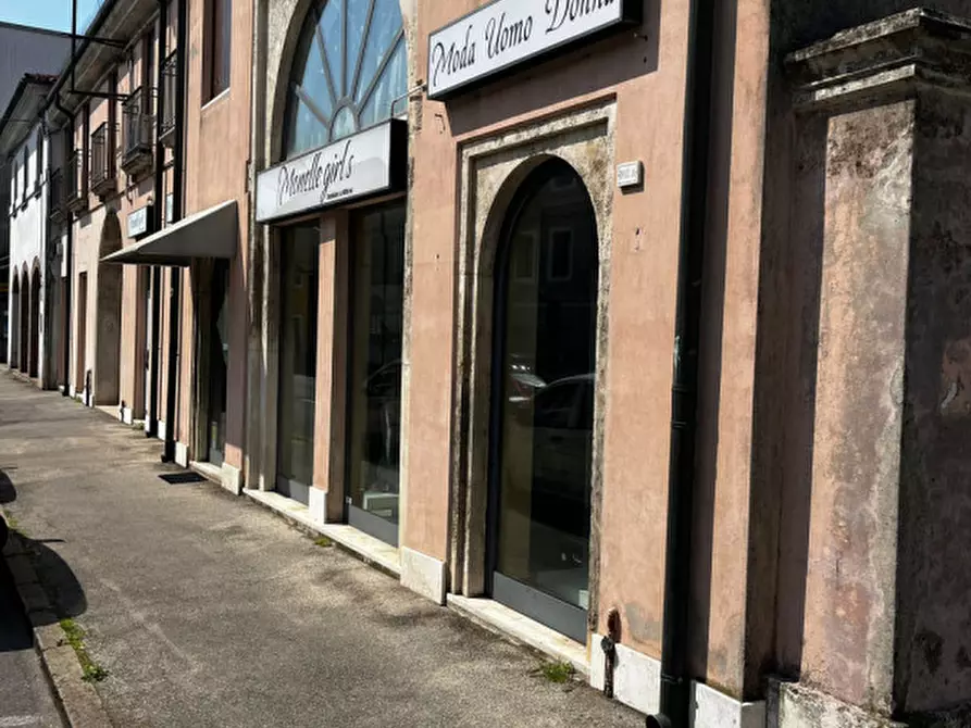 Immagine 10 di Negozio in affitto  a Lonigo
