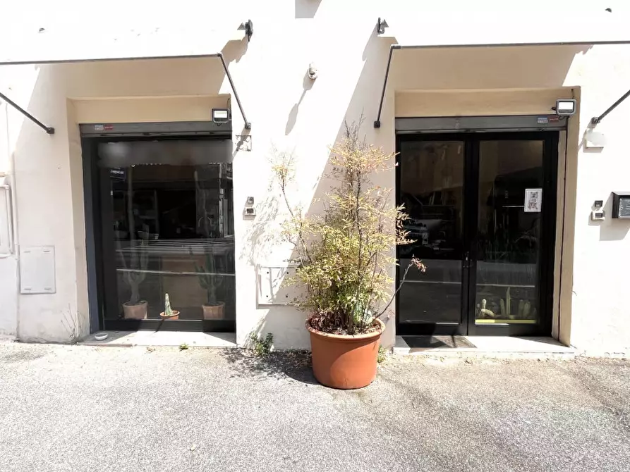 Immagine 1 di Negozio in affitto  in Via Aurelia a Roma