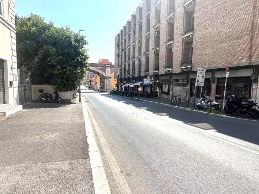 Immagine 11 di Negozio in affitto  in Via Aurelia a Roma