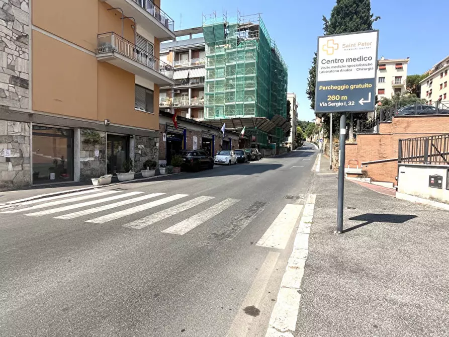 Immagine 12 di Negozio in affitto  in Via Aurelia a Roma