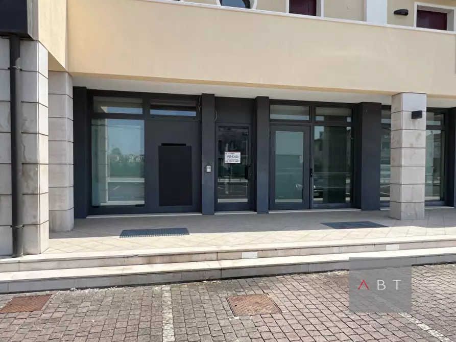 Immagine 1 di Negozio in affitto  a San Giorgio In Bosco