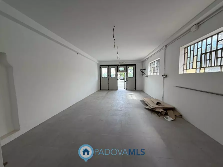 Immagine 1 di Negozio in vendita  in Via Vigonovese a Padova