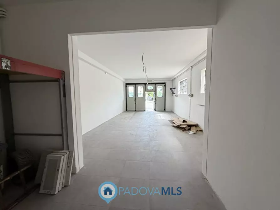 Immagine 3 di Negozio in vendita  in Via Vigonovese a Padova