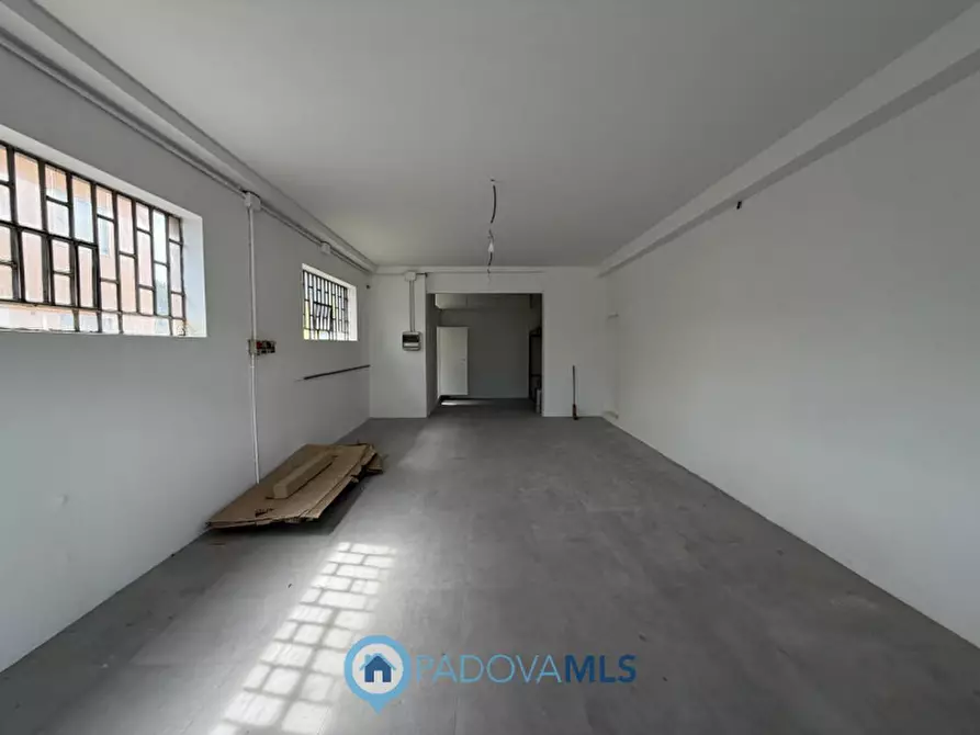 Immagine 4 di Negozio in vendita  in Via Vigonovese a Padova
