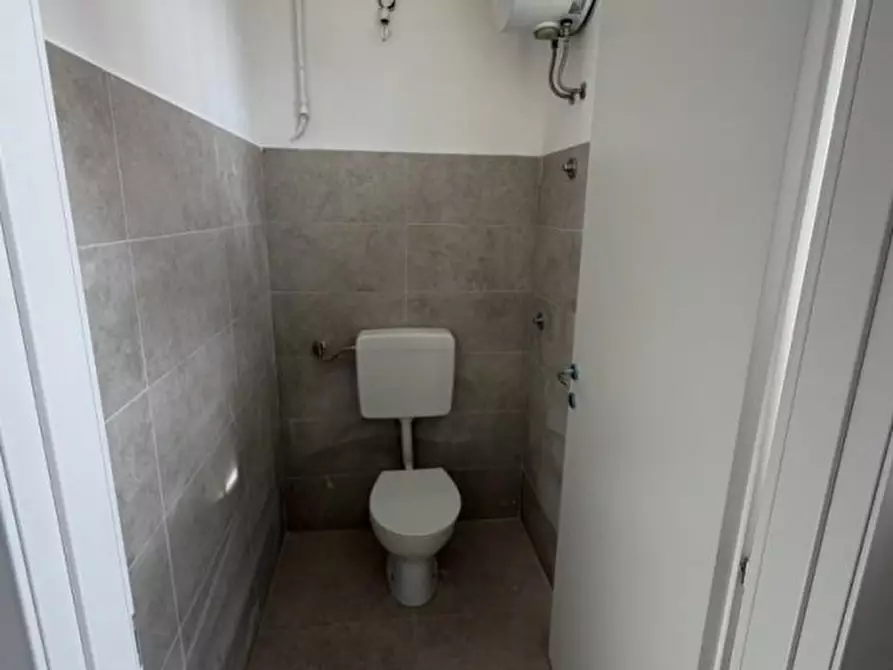 Immagine 7 di Negozio in vendita  in Via Vigonovese a Padova