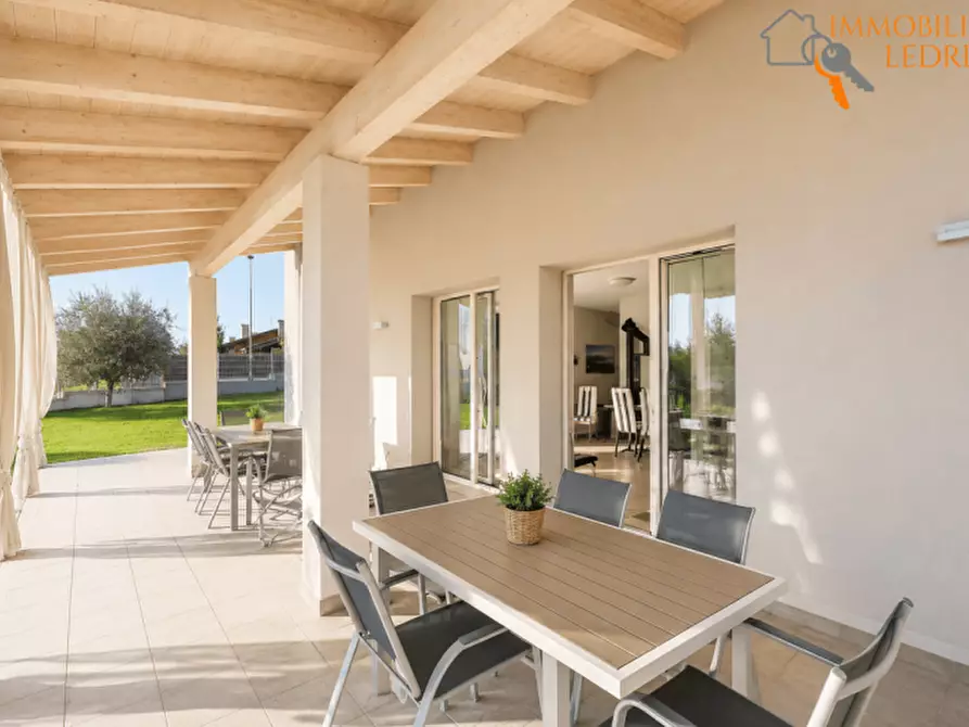 Immagine 2 di Villa in vendita  in Via Raimondo Vianello a Peschiera Del Garda
