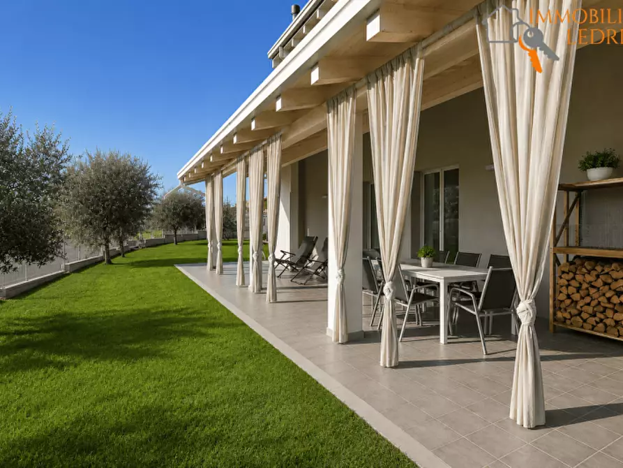 Immagine 3 di Villa in vendita  in Via Raimondo Vianello a Peschiera Del Garda
