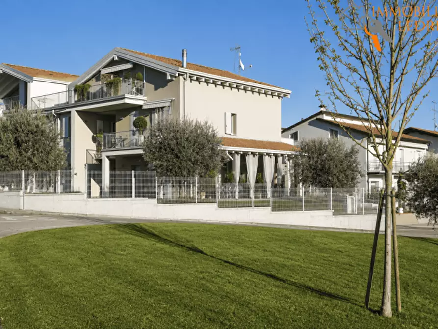 Immagine 17 di Villa in vendita  in Via Raimondo Vianello a Peschiera Del Garda