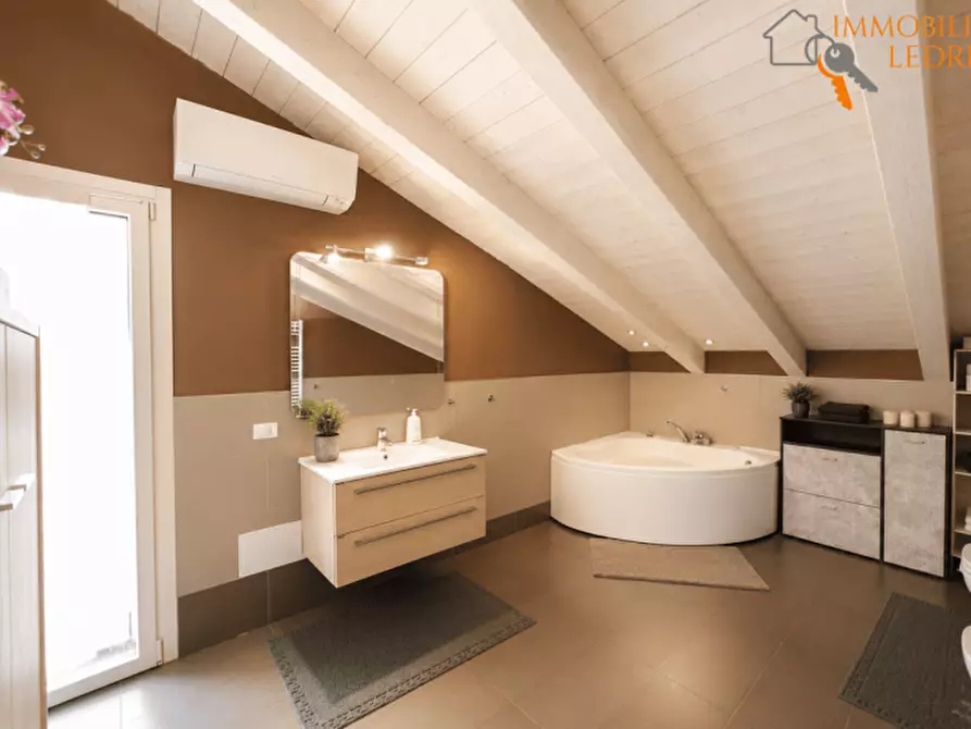 Immagine 30 di Villa in vendita  in Via Raimondo Vianello a Peschiera Del Garda