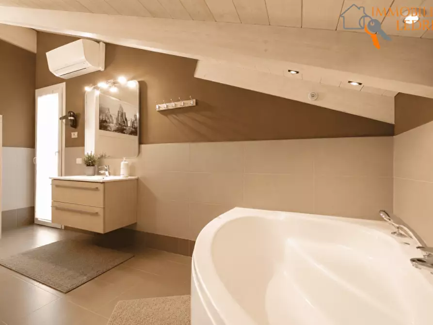 Immagine 33 di Villa in vendita  in Via Raimondo Vianello a Peschiera Del Garda