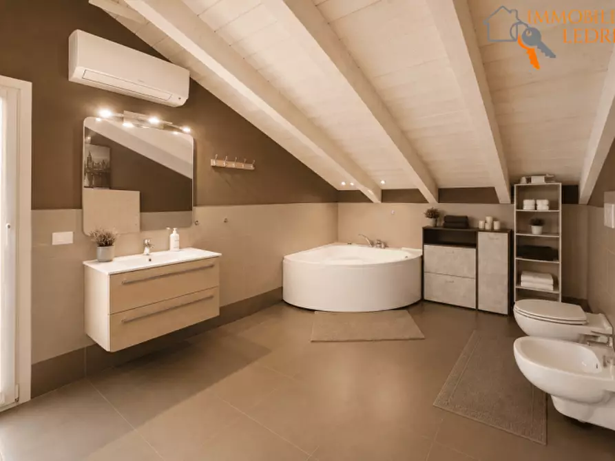 Immagine 34 di Villa in vendita  in Via Raimondo Vianello a Peschiera Del Garda