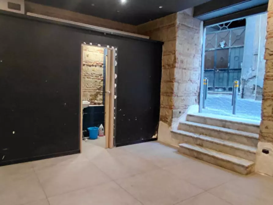 Immagine 1 di Attività commerciale in affitto  in Via nicotera 43 a Napoli