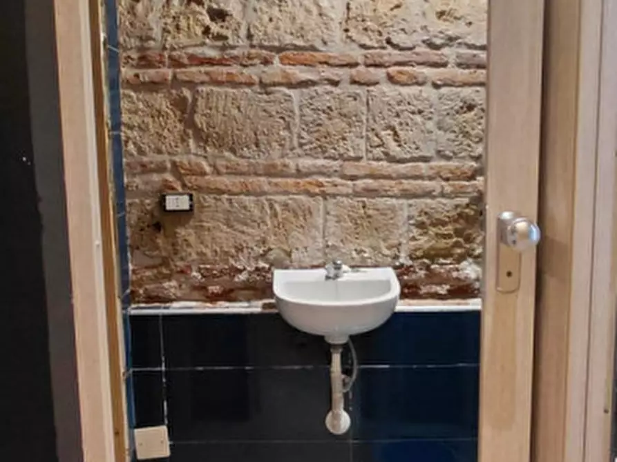Immagine 4 di Attività commerciale in affitto  in Via nicotera 43 a Napoli