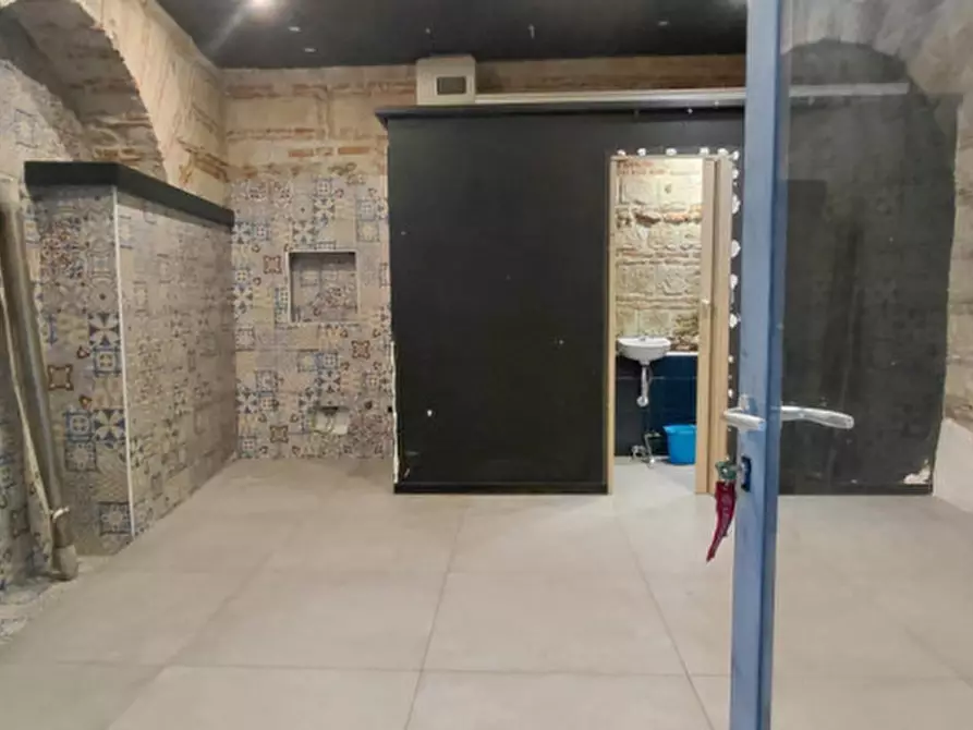 Immagine 10 di Attività commerciale in affitto  in Via nicotera 43 a Napoli