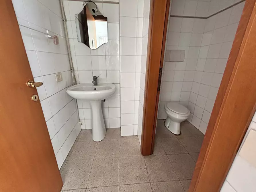 Immagine 3 di Negozio in vendita  in Viale della Pace, 287 a Vicenza
