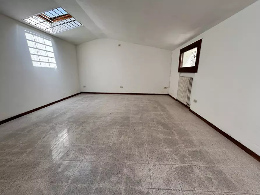 Immagine 5 di Negozio in vendita  in Viale della Pace, 287 a Vicenza