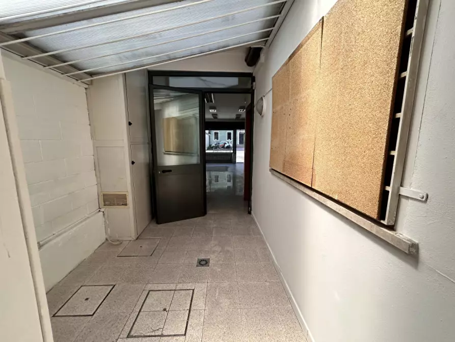 Immagine 10 di Negozio in vendita  in Viale della Pace, 287 a Vicenza