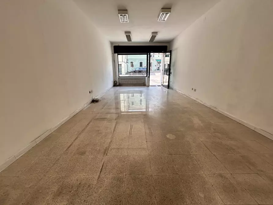 Immagine 11 di Negozio in vendita  in Viale della Pace, 287 a Vicenza