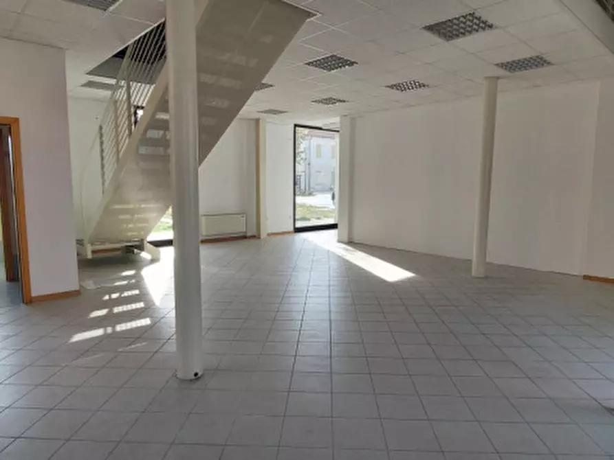 Immagine 4 di Negozio in affitto  in ingresso allo jutificio, 8 a Piazzola Sul Brenta