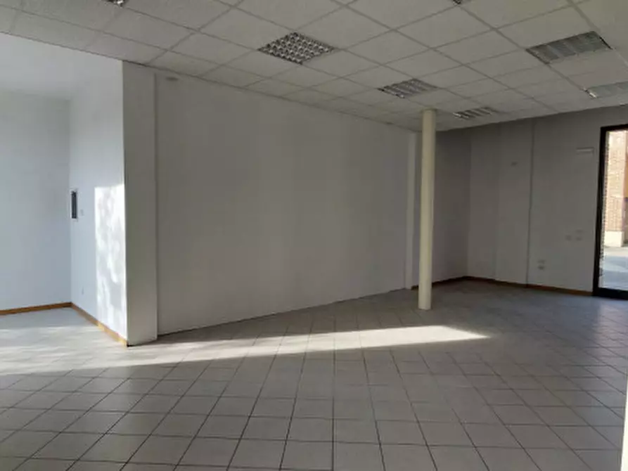 Immagine 6 di Negozio in affitto  in ingresso allo jutificio, 8 a Piazzola Sul Brenta