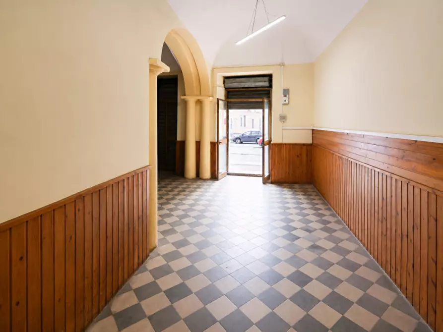 Immagine 8 di Negozio in vendita  in Via Umberto Primo n. 43 a Militello In Val Di Catania