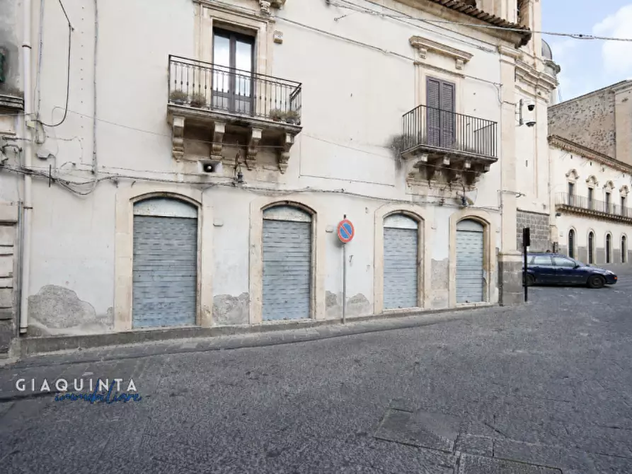 Immagine 17 di Negozio in vendita  in Via Umberto Primo n. 43 a Militello In Val Di Catania