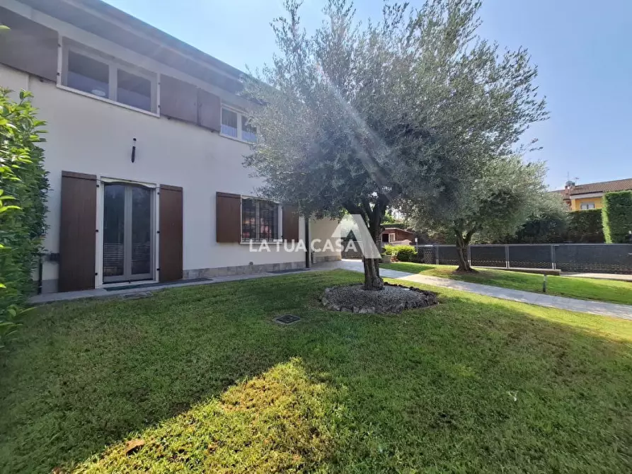 Immagine 2 di Casa bifamiliare in vendita  a Castel D'azzano