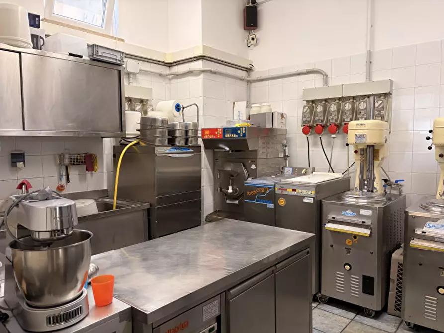 Immagine 6 di Attività commerciale in vendita  in piazzale caduti  del lavoro 3a a Parma
