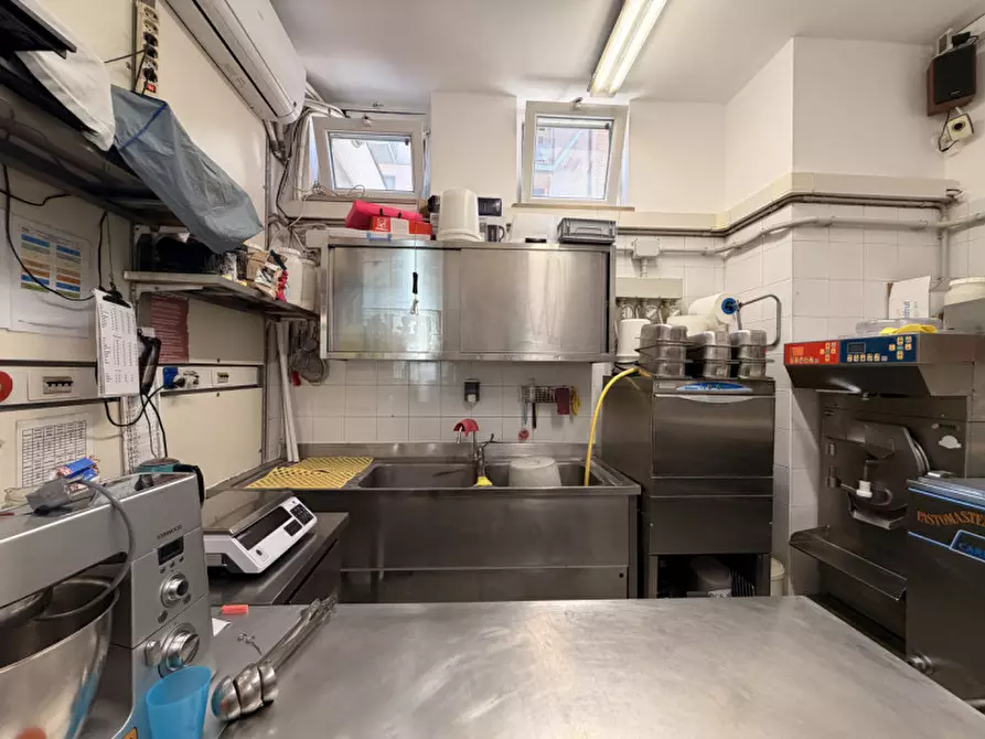 Immagine 7 di Attività commerciale in vendita  in piazzale caduti  del lavoro 3a a Parma