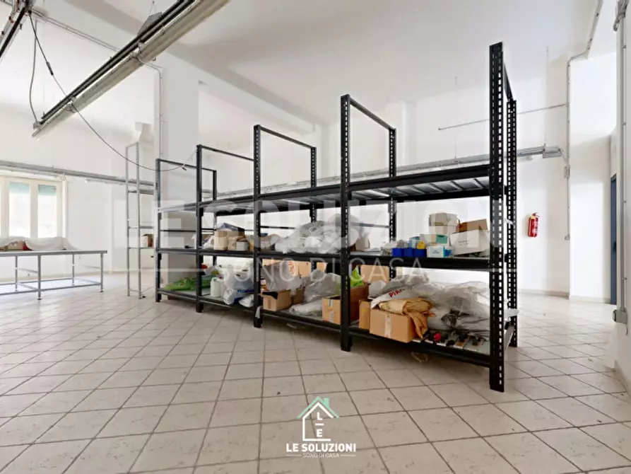 Immagine 8 di Laboratorio in affitto  in Via Bixio 67 a Putignano