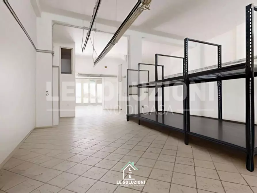 Immagine 11 di Laboratorio in affitto  in Via Bixio 67 a Putignano