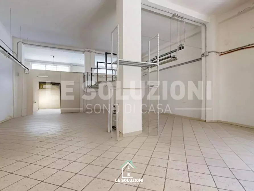 Immagine 12 di Laboratorio in affitto  in Via Bixio 67 a Putignano