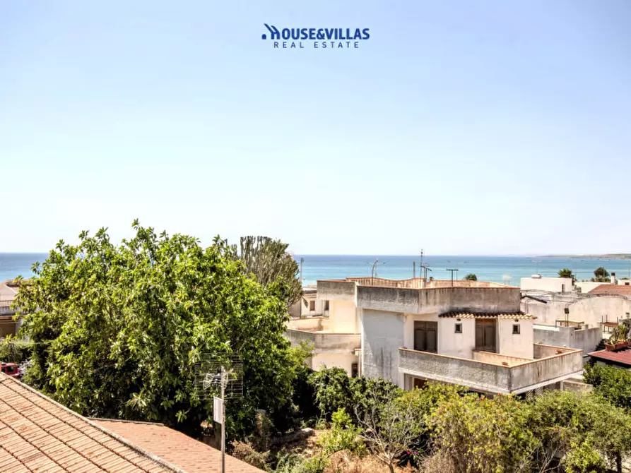 Immagine 1 di Villa in vendita  in Via delle Viole a Noto