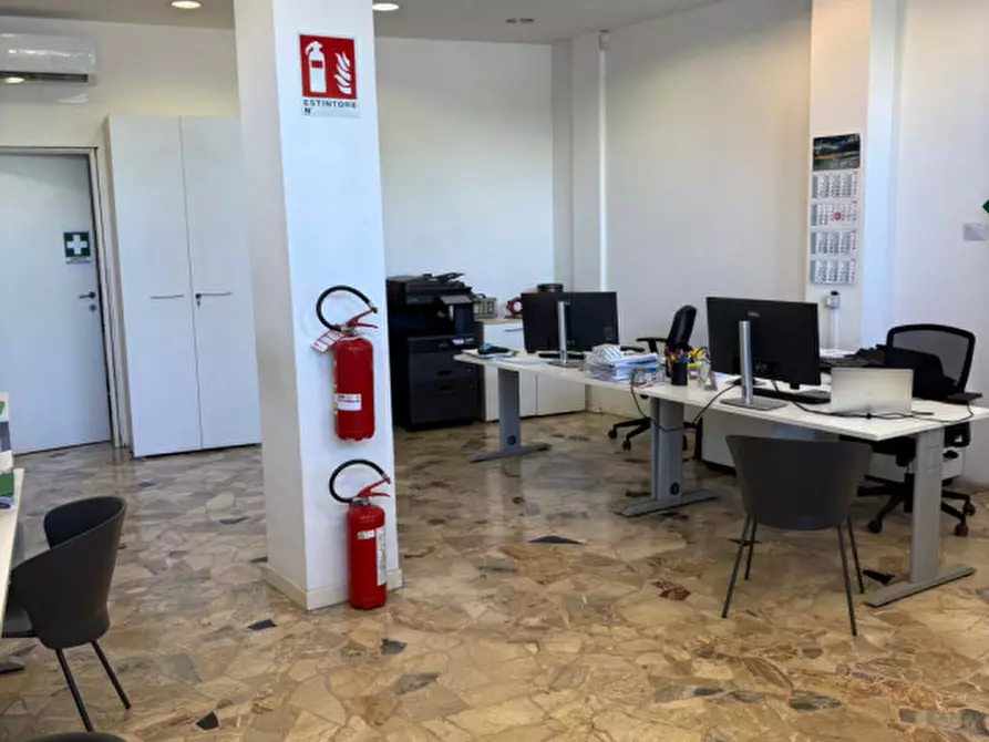 Immagine 1 di Negozio in vendita  a Alessandria