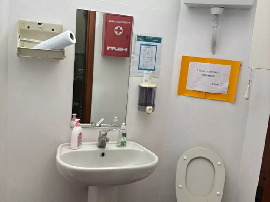 Immagine 4 di Negozio in vendita  a Alessandria