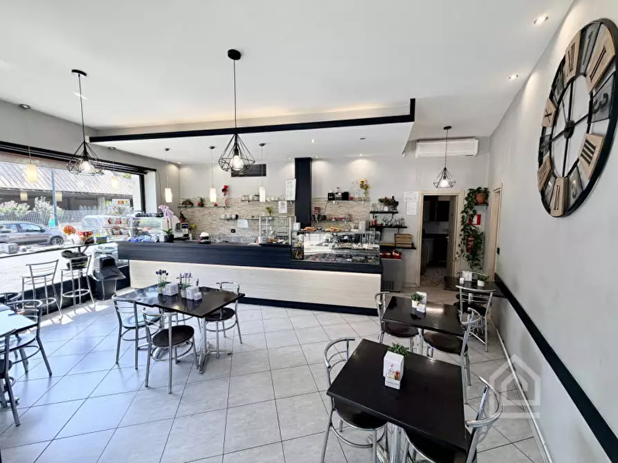 Immagine 2 di Attività commerciale in vendita  in Corso Taranto 22 a Torino