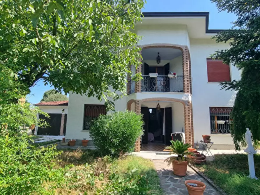 Immagine 1 di Villa in vendita  in Via Martiri della Bettola a Novellara