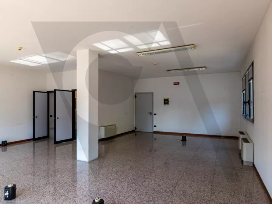 Immagine 4 di Capannone industriale in affitto  a Padova