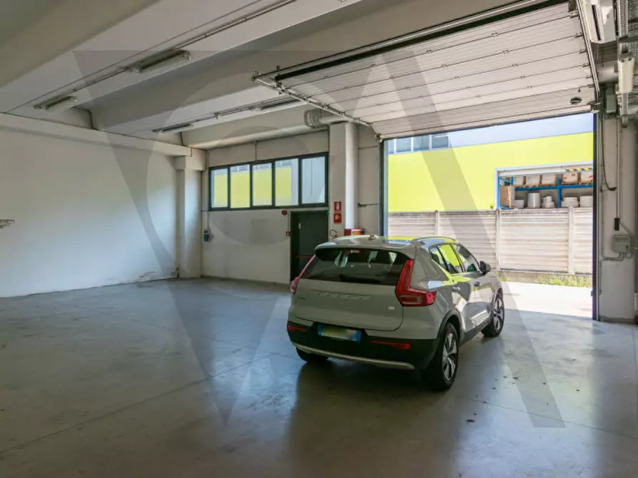 Immagine 9 di Capannone industriale in affitto  a Padova