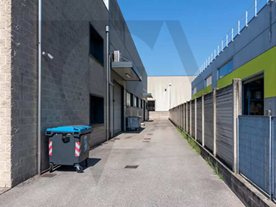 Immagine 11 di Capannone industriale in affitto  a Padova