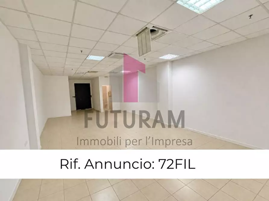 Immagine 1 di Negozio in vendita  a Vicenza