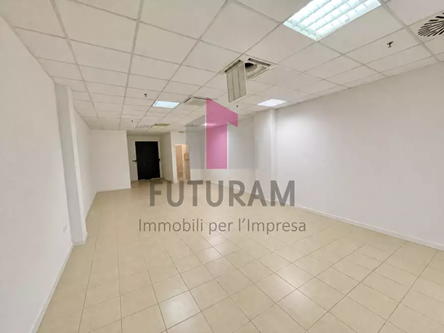 Immagine 2 di Negozio in vendita  a Vicenza