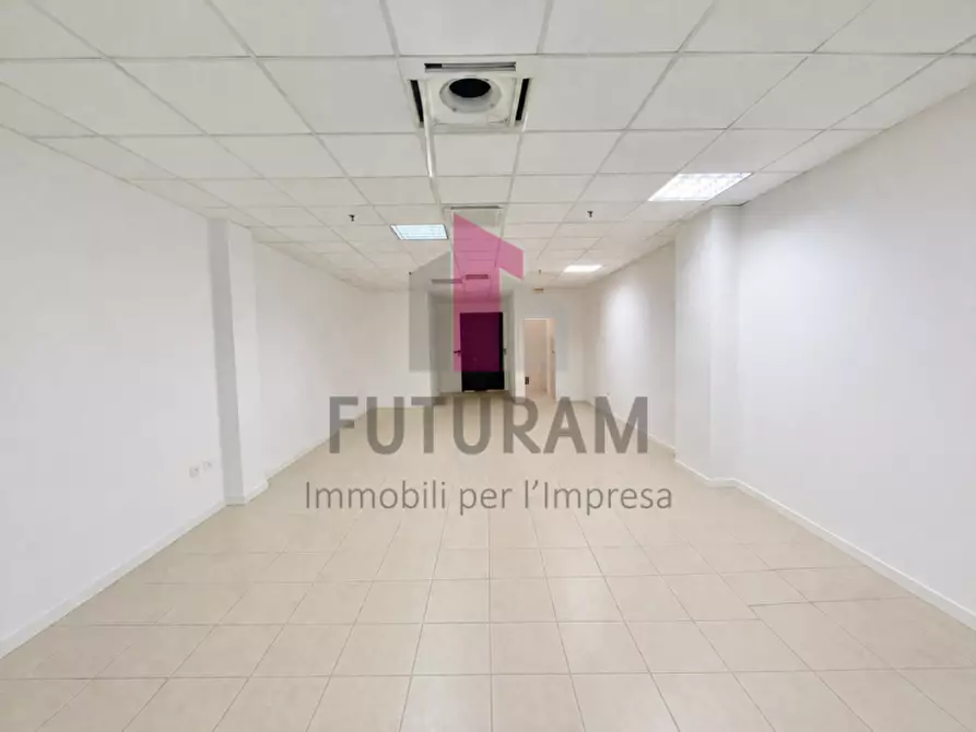 Immagine 3 di Negozio in vendita  a Vicenza
