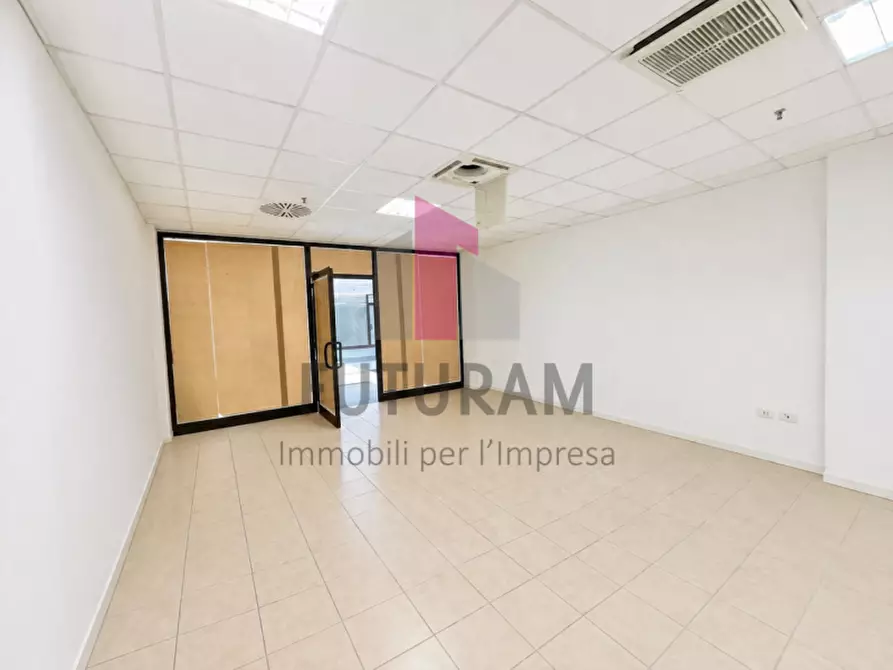 Immagine 6 di Negozio in vendita  a Vicenza